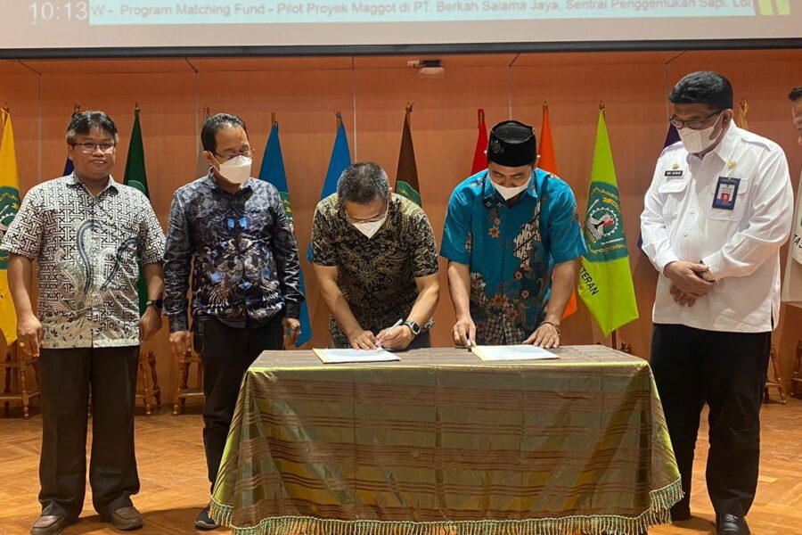 Penandatanganan MoU antara PT Berkah Salama Jaya dan Universitas Mulawarman dalam rangka kerjasama produksi dan budidaya Maggot