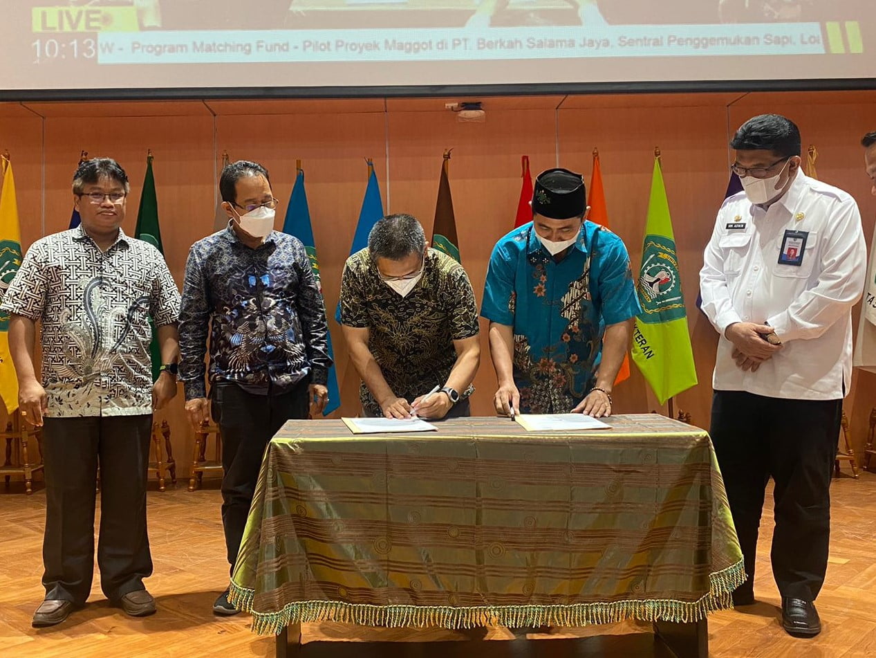 Penandatanganan MoU antara PT Berkah Salama Jaya dan Universitas Mulawarman dalam rangka kerjasama produksi dan budidaya Maggot