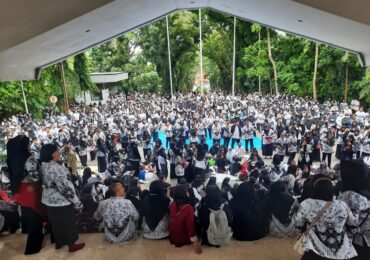 Guru Samarinda “Kepung” Balai Kota, Tuntut Kepastian Tambahan Tunjangan