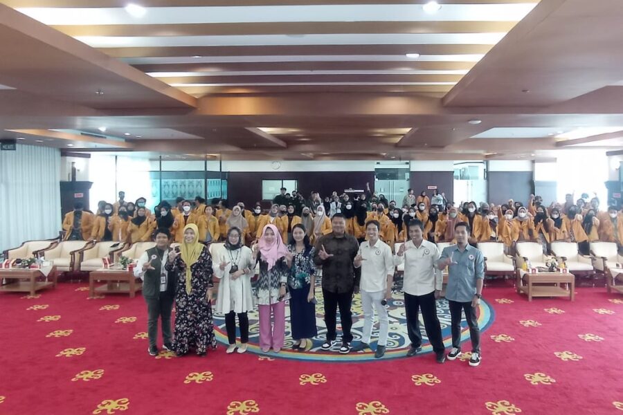 Foto bersama narasumber dan peserta seminar membangun industri kreatif dalam menyiapkan sdm menuju IKN