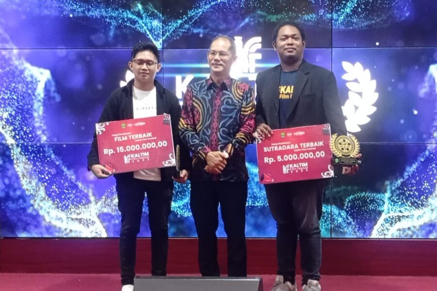 Jaya (Ketiga dari kiri) adalah Sutradara Film Tak Ada Tempat yang Aman untuk Pulang, pemenang Film Terbaik Kaltim Film Festival 2022