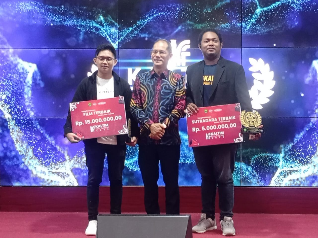 Jaya (Ketiga dari kiri) adalah Sutradara Film Tak Ada Tempat yang Aman untuk Pulang, pemenang Film Terbaik Kaltim Film Festival 2022