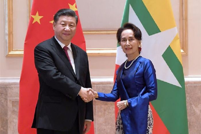 Presiden Cina, Xi Jinpinng (kiri) dan Pemimpin Myanmar Aung San Suu Kyi (Kanan)