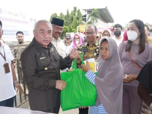 Peresmian pasar murah se Kaltim dibarengi penyerahan simbolis paket sembako kepada masyarakat