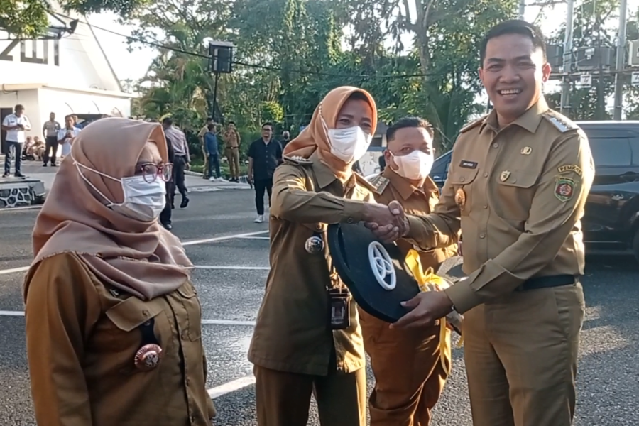 Simbolis penyerahan kunci mobil dinas dilakukan Wali Kota Samarinda Andi Harun ke pada seluruh Camat dan Lurah