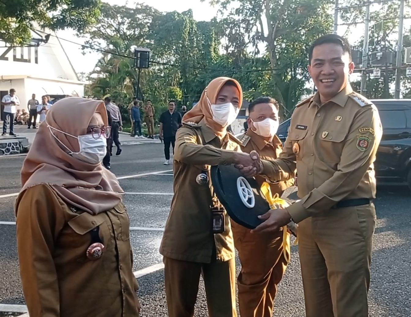 Simbolis penyerahan kunci mobil dinas dilakukan Wali Kota Samarinda Andi Harun ke pada seluruh Camat dan Lurah