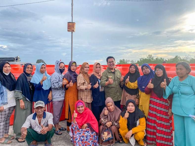 Wakil Bupati Kutai Kartanegara Rendi Solihin lakukan kenjungan dan bagikan bantuan kepada warga
