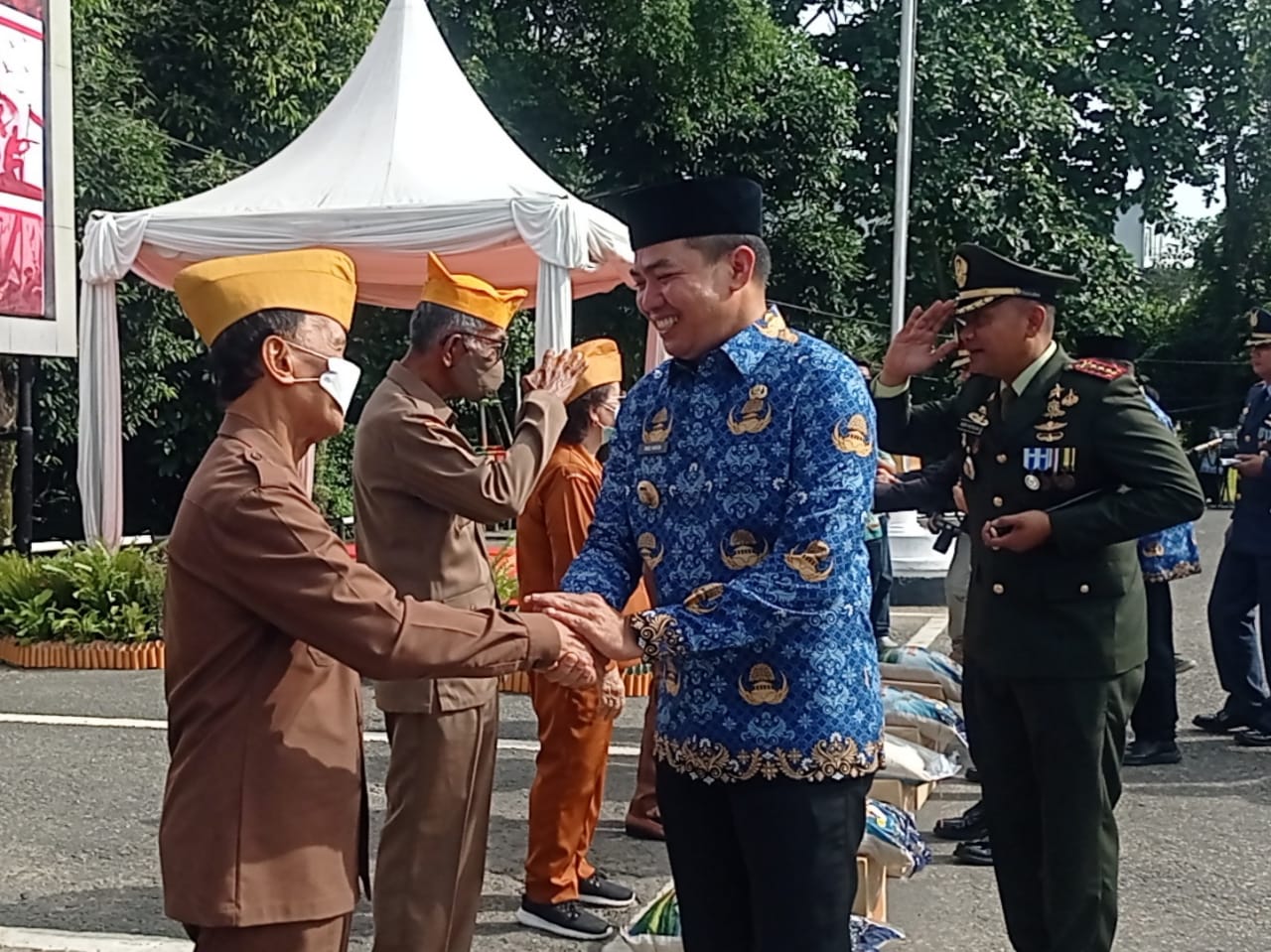 Wali Kota Samarinda Andi Harun berjabat tangan dengan salah seorang Veteran kota Tepian