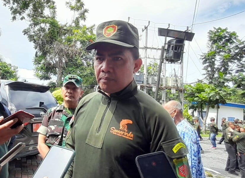 Wali Kota Samarinda, Andi Harun secara langsung mengukuhkan 380 anggota Satlinmas kota Tepian