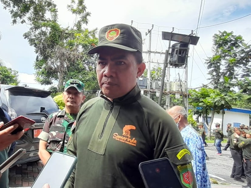 Wali Kota Samarinda, Andi Harun secara langsung mengukuhkan 380 anggota Satlinmas kota Tepian