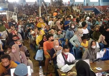 Ribuan Warga Samarinda Antusias Antre Penyaluran ATM Bansos