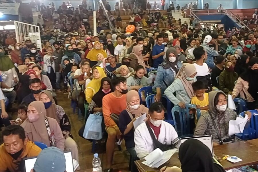 Kondisi antrean ATM Bantuan Sosial di gedung serbaguna Gor Segiri Samarinda (Adakah.id)