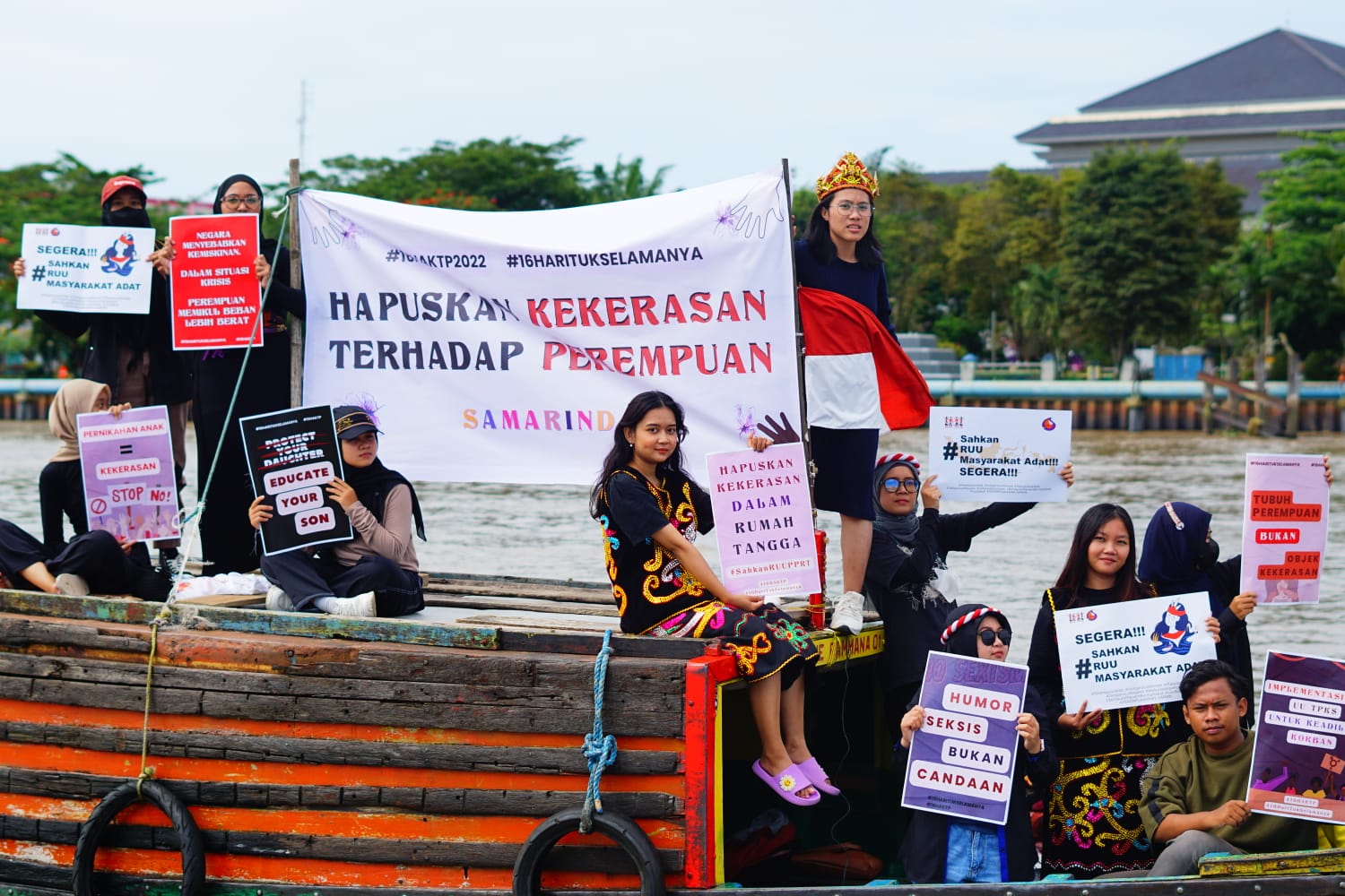 Kapal Kelotok menjadi sarana menyurusi Sungai Mahakam sambil menunjukkan poster serta spanduk tuntutan dan seruan 16 HAKTP
