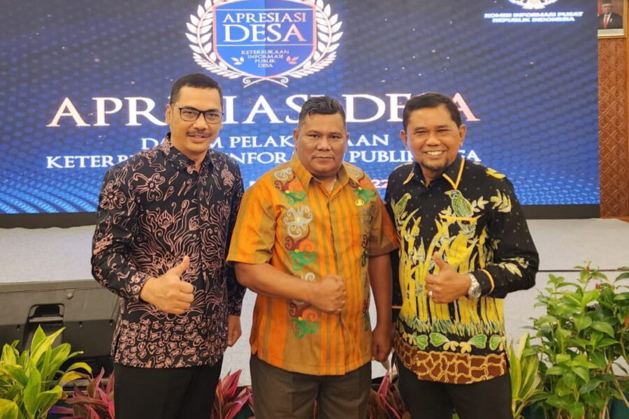 Kepala Diskominfo Kaltim Muhammad Faisal (kiri), Kepala Desa Tengin Baru Junaidin (tengah) didamping Bupati Penajam Paser Utara (PPU) Hamdan (kanan).