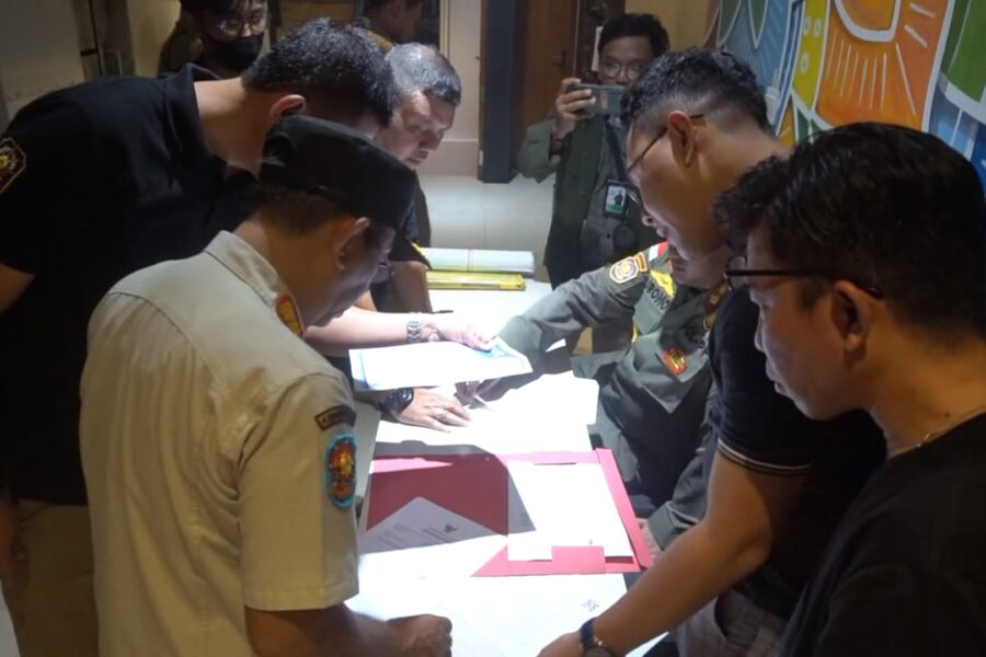 Manajemen Zoom Cafe & Resto dipanggil ke kantor Satpol PP Samarinda karena tidak dapat menunjukkan surat izin menjual minuman beralkohol (miras).