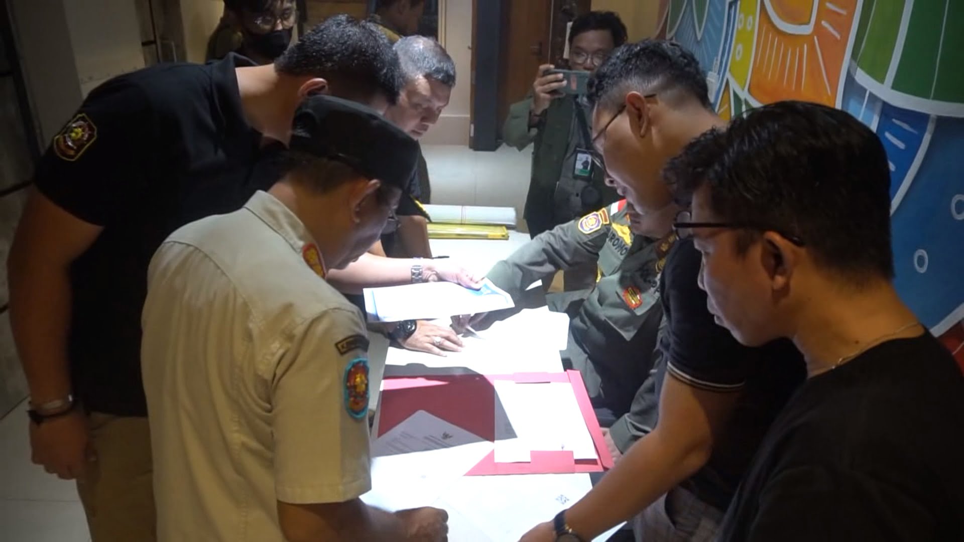 Manajemen Zoom Cafe & Resto dipanggil ke kantor Satpol PP Samarinda karena tidak dapat menunjukkan surat izin menjual minuman beralkohol (miras).