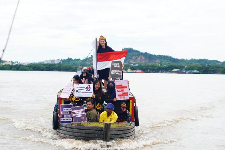 Puluhan anak muda menggelar aksi memperingati 16 hari anti kekerasan terhadap perempuan di Sungai Mahakam