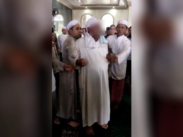 Tangkapan layar dari video rekaman selah seorang jamaah masjid Nurul Mu'minin
