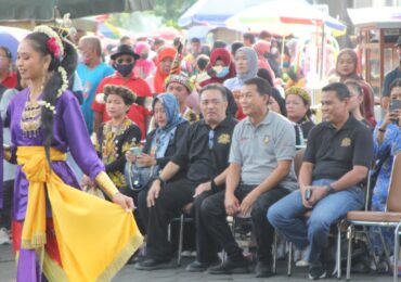Warga Terkesima, Pertunjukan Seni Asal Kaltim Ramaikan CFD di Kota Solo