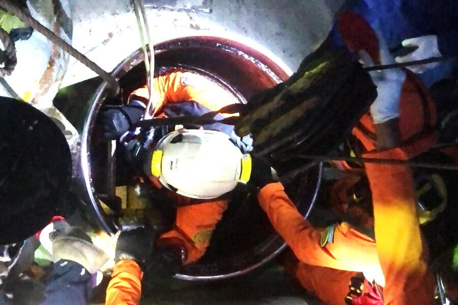 Detik-detik evakuasi tiga buruh meninggal dunia terjebak dalam palka kapal pengangkut Minyak Kelapa Sawit (Basarnas/Adakah.id)