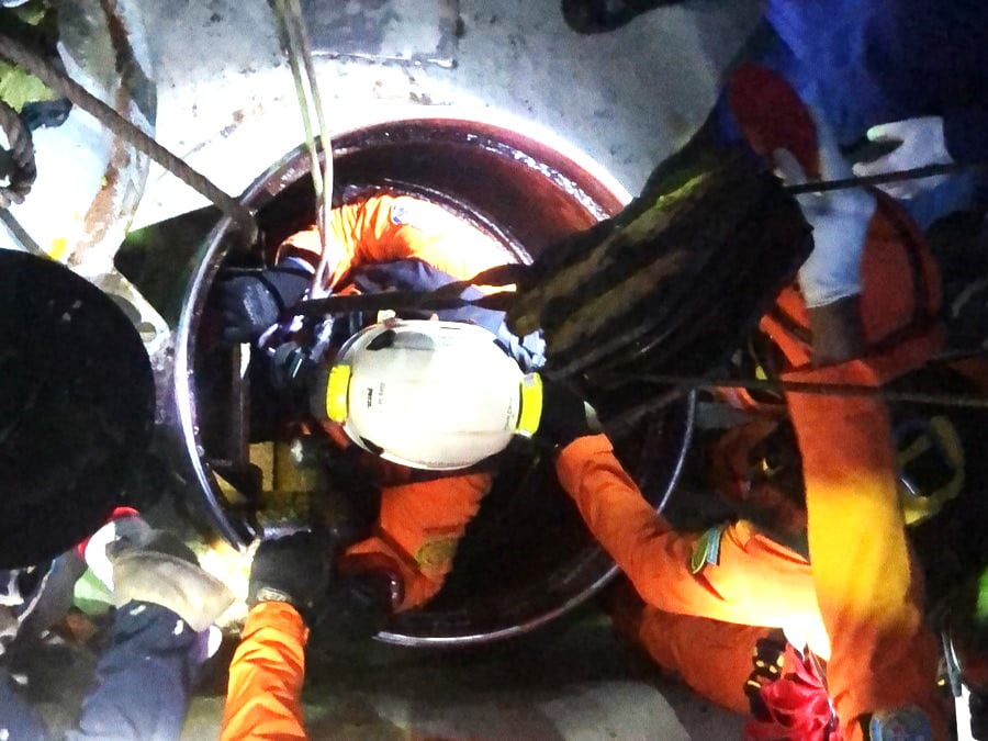 Detik-detik evakuasi tiga buruh meninggal dunia terjebak dalam palka kapal pengangkut Minyak Kelapa Sawit (Basarnas/Adakah.id)