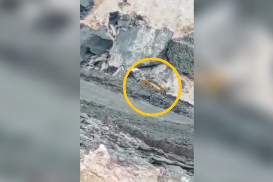 Dua Ekskavator di lokasi tambang batu bara tertimbun saat longsor