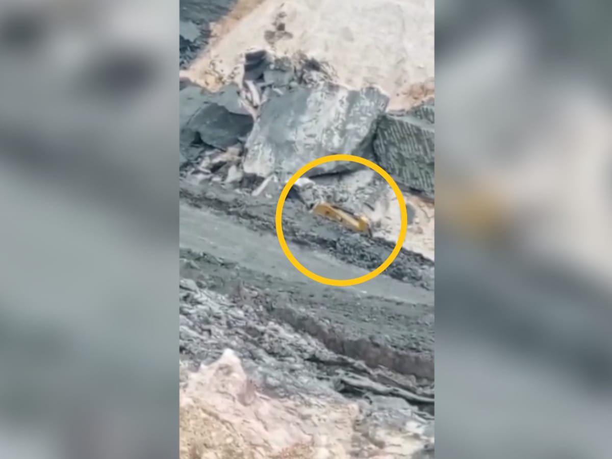 Dua Ekskavator di lokasi tambang batu bara tertimbun saat longsor