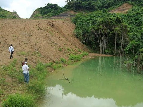 Enam rumah dan jalan utama di Kecamatan Sanga-Sanga, Kutai Kartanegara, amblas dan longsor akibat aktivitas tambang batu bara di sekitarnya (Dok. Jatam Kaltim)