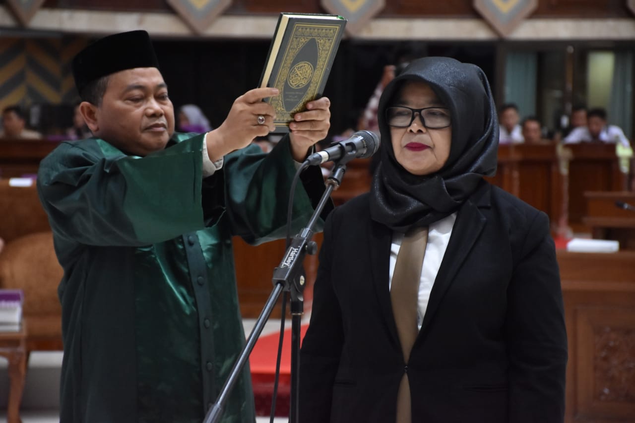 Pelantikan Komariah sebagai Anggota Komisi II DPRD Kaltim menggantikan Mashari Rais