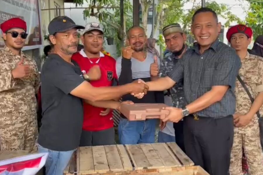 Wakil Ketua DPRD Kaltim, Seno Aji serahkan bantuan mesin kapal kepada nelayan dan pemancing liar kecamatan Muara Jawa Kutai Kartanegara