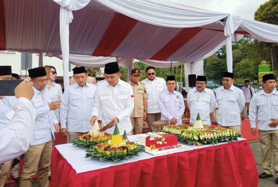 Prosesi potong tumpeng HUT ke-15 Partai Gerindra, dipandu Ketua DPD Gerindra Kaltim Andi Harun (i)