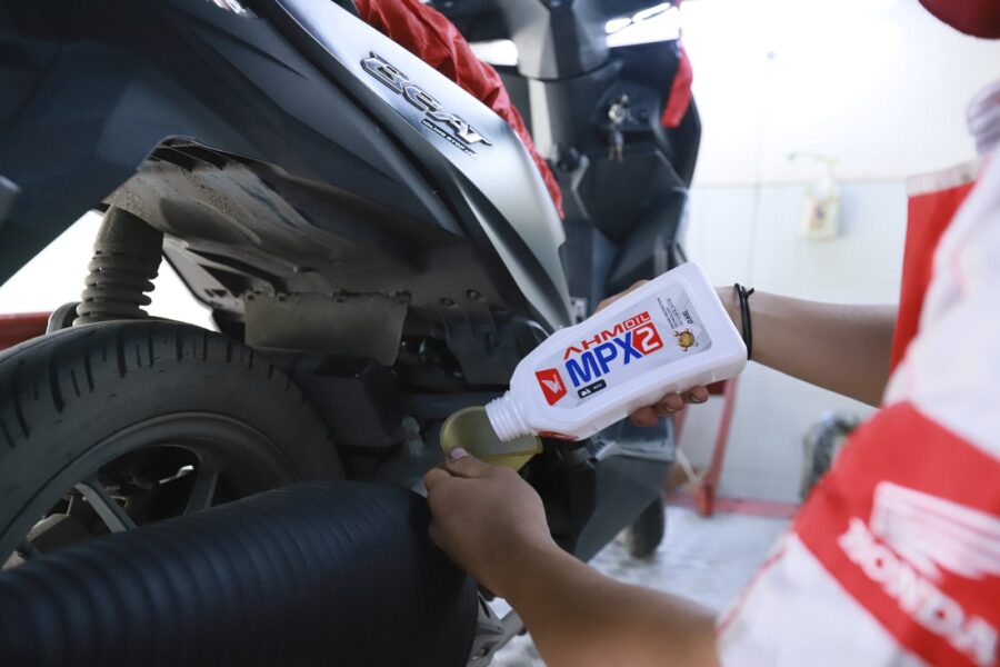 AHM OIL tipe SPX2 dan MPX2 dilengkapi Engine Protection Technology yang mampu menjaga mesin sepeda motor lebih awet sehingga biaya perawatan mesin sepeda motor yang lebih kompetitif (Astra Motor Kaltim 2)