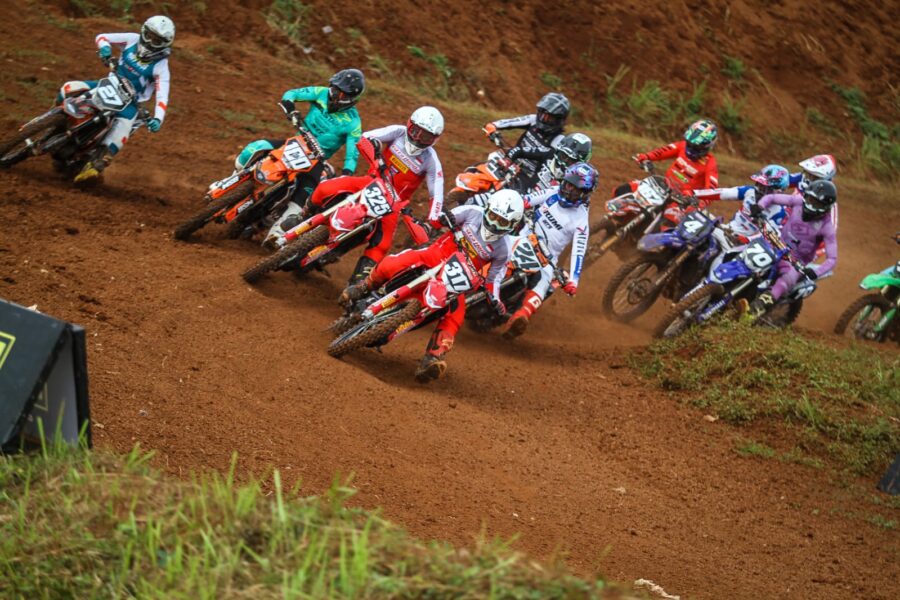 M Delvintor Ali #325 dan Nuzul Ramzidan #317 mendominasi podium Kerjurnas Motocross 2022 kelas MX2