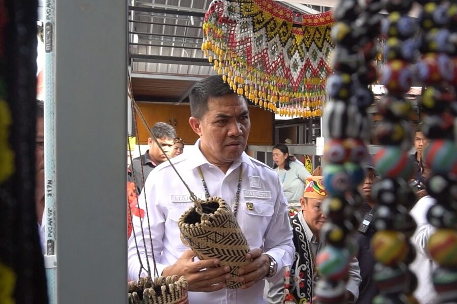 Wali Kota Samarinda Andi Harun usai meresmikan dilanjut dengan berkeliling Pasar Rakyat Baluluq Lingau