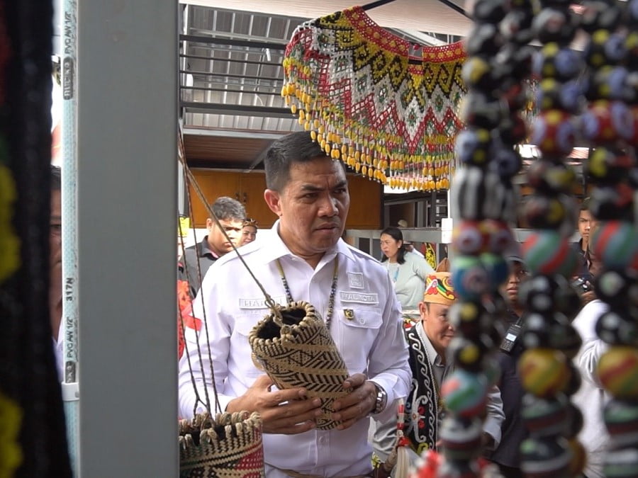 Wali Kota Samarinda Andi Harun usai meresmikan dilanjut dengan berkeliling Pasar Rakyat Baluluq Lingau