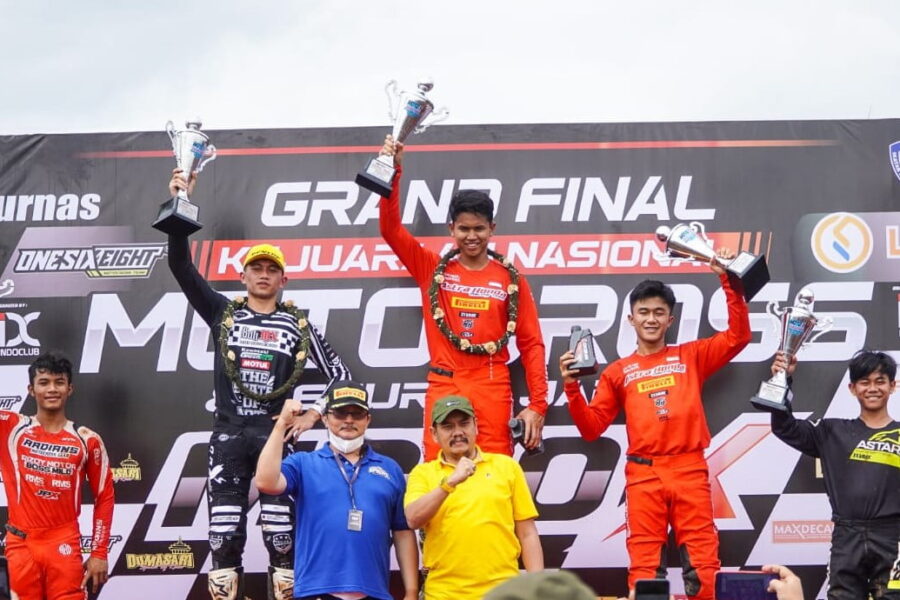 Crossert AHRT M. Delvintor Ali (tengah) menjuarai Kejurnas Motocross 2022 pada kelas MX 2 dengan melakukan sapu bersih podium tertinggi di setiap seri. Sementara rekannya Nuzul Ramzidan (kedua kanan), meraih posisi ketiga. Capaian ini dikukuhkan pada seri grand final yang diselenggarakan di sirkuit Grand Wisata Bekasi, Jawa Barat pada 28-29 Januari 2023.
