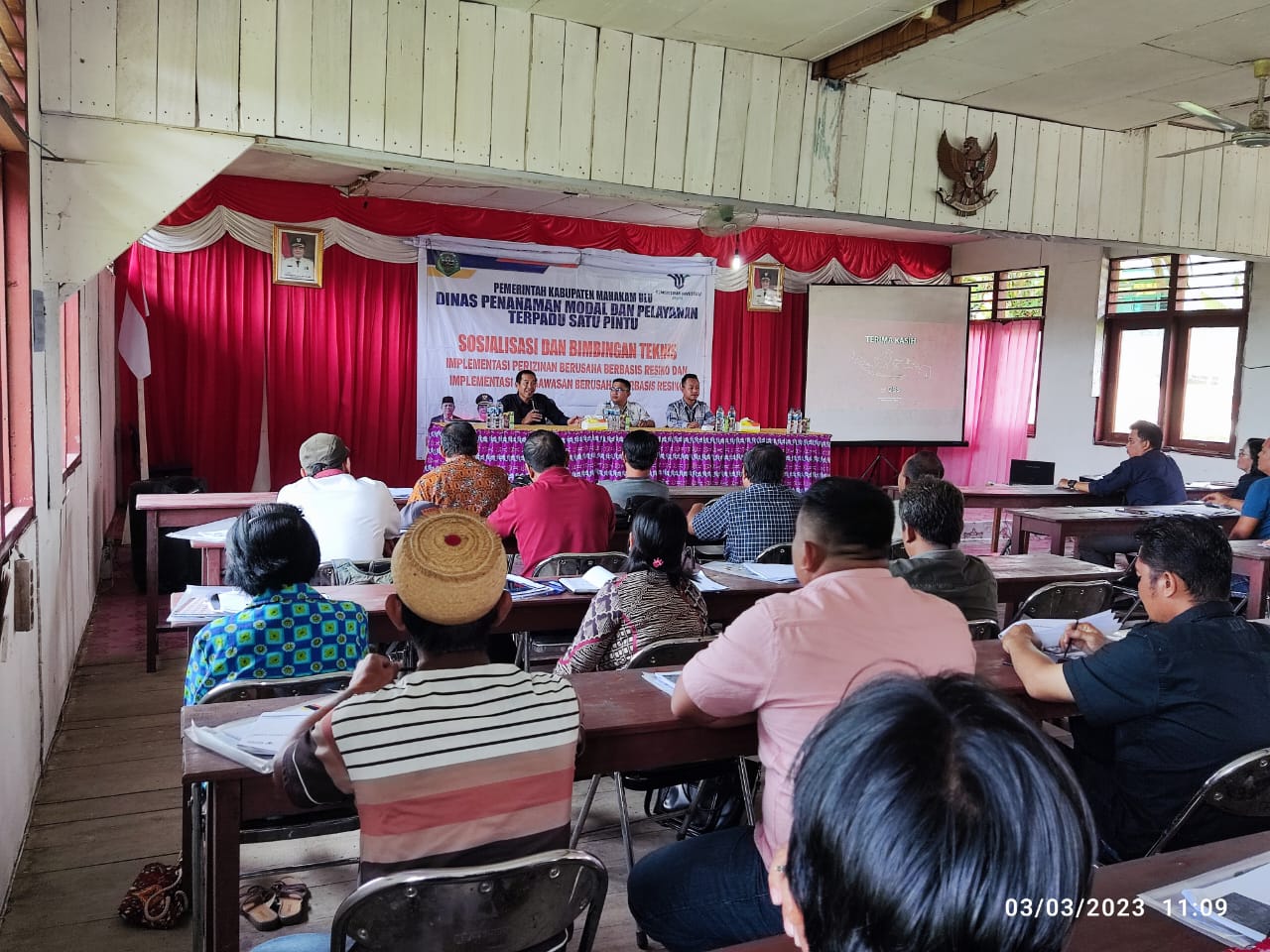 kegiatan Sosialisasi Implementasi Perizinan dan Pengawasan Perizinan Berbasis Risiko kepada para pelaku usaha di kecamatan Long Apari, Kabupaten Mahakam Ulu.