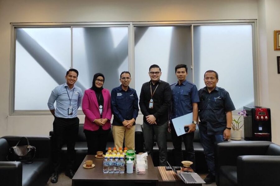 Jajaran bank bjb Kantor Cabang Balikpapan bertemu dengan Ahmad Syaugi Shahab selaku General Manager PT Angkasa Pura I Bandar Udara (Bandara) Internasional Sultan Aji Muhammad Sulaiman Sepinggan