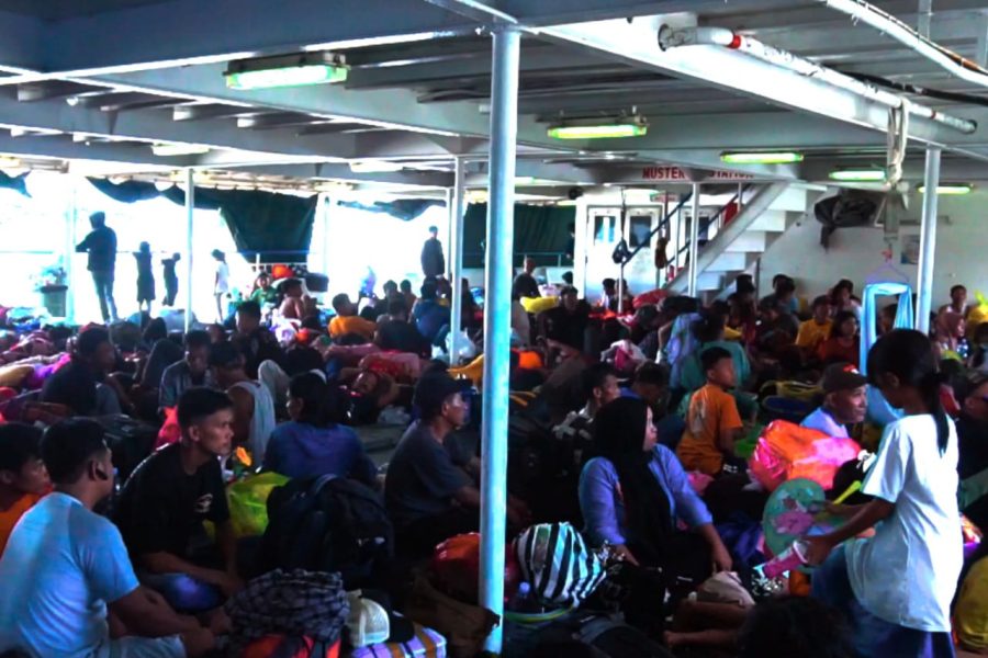 Pantauan Arus Mudik Lebaran, ribuan penumpang memadati KM Cattleya Express tujuan kota Parepare, Sulawesi Selatan