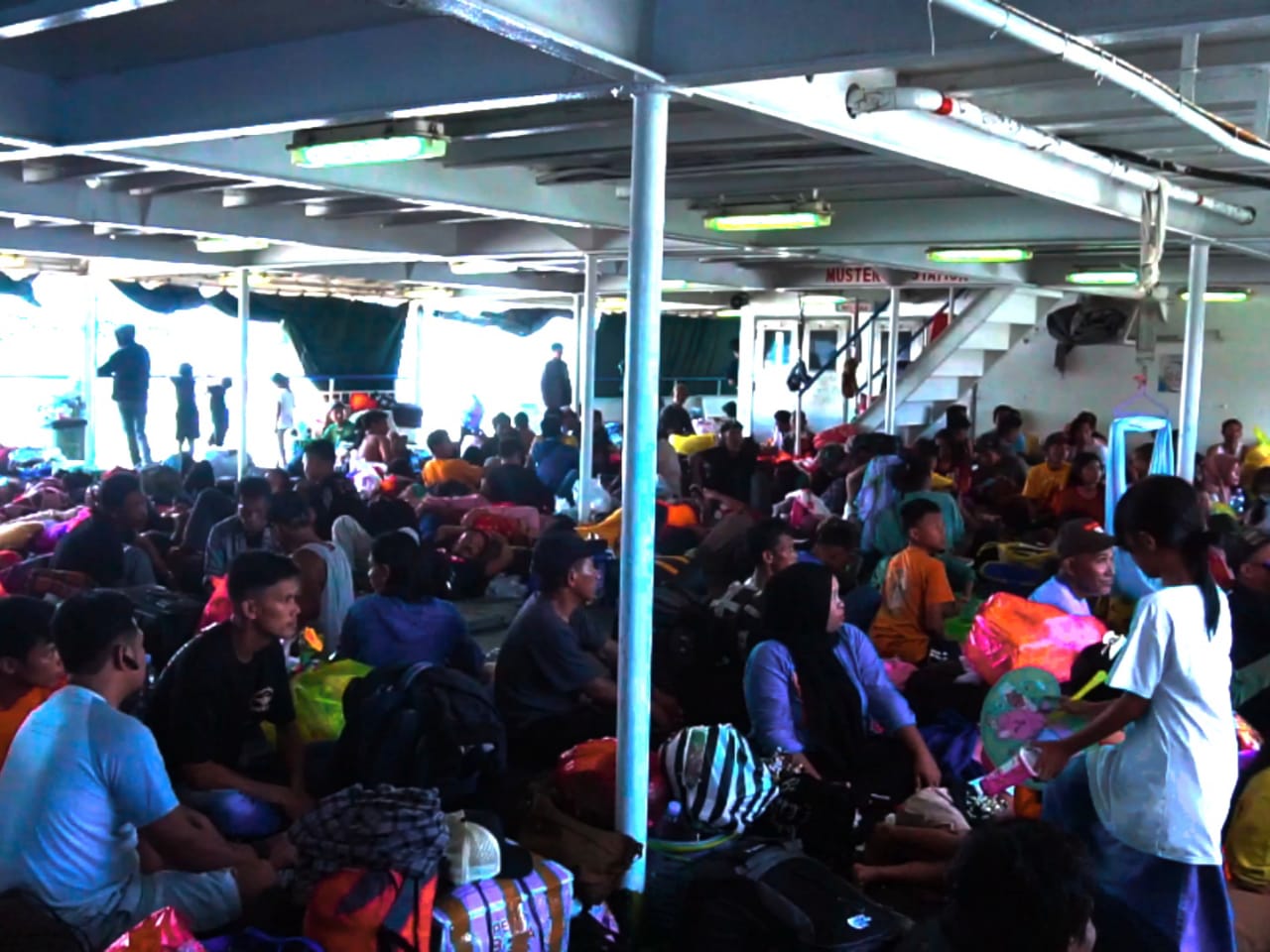 Pantauan Arus Mudik Lebaran, ribuan penumpang memadati KM Cattleya Express tujuan kota Parepare, Sulawesi Selatan