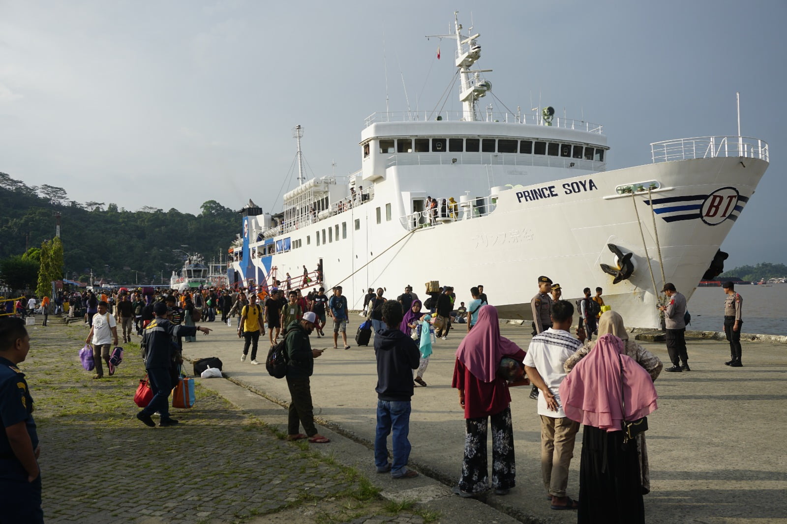 Ribuan penumpang arus balik lebaran dari Pelabuhan Parepare tiba di Samarinda