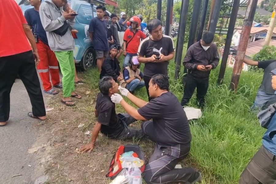 Sopir truk tersebut bernama Karno berusia 67 tahun, mengetahui truk yang dikemudikannya hilang kendali, ia pun membanting stir ke arah kiri menghindari pengendara yang berada di belakang.