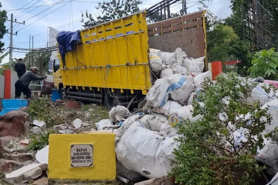 Puluhan karung seberat delapan ton terhambur usai truk mundur deras menabrak pagar Balai Pemasyarakatan Klas II Samarinda.