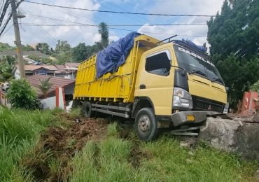 Mesin Mati, Truk Barang Rongsok Termundur di Tanjakan MT Haryono