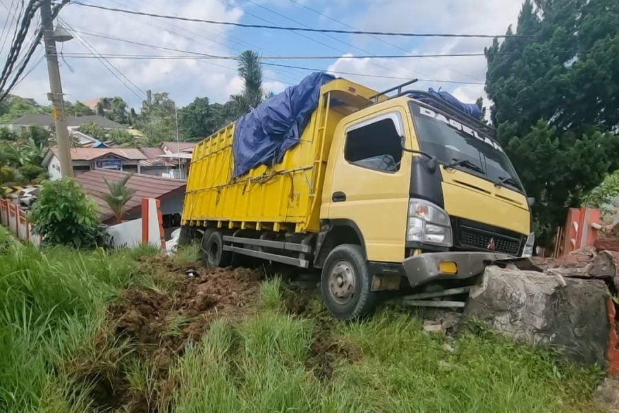 Truk pengangkut delapan ton barang rongsokan termundur lantaran tak kuat menanjak di jalan MT Haryono kecamatan Samarinda Ulu.