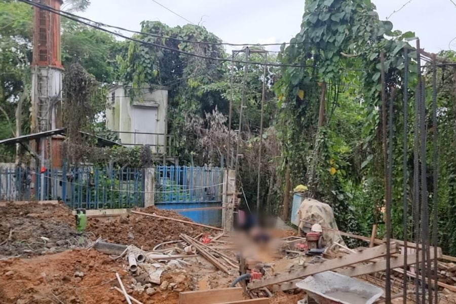 Pekerja bernama Mustakim (26) tewas usai tersengat listrik saat mengerjakan proyek pembangunan gedung parkir dan sarana prasatana kantor BPKAD Samarinda.