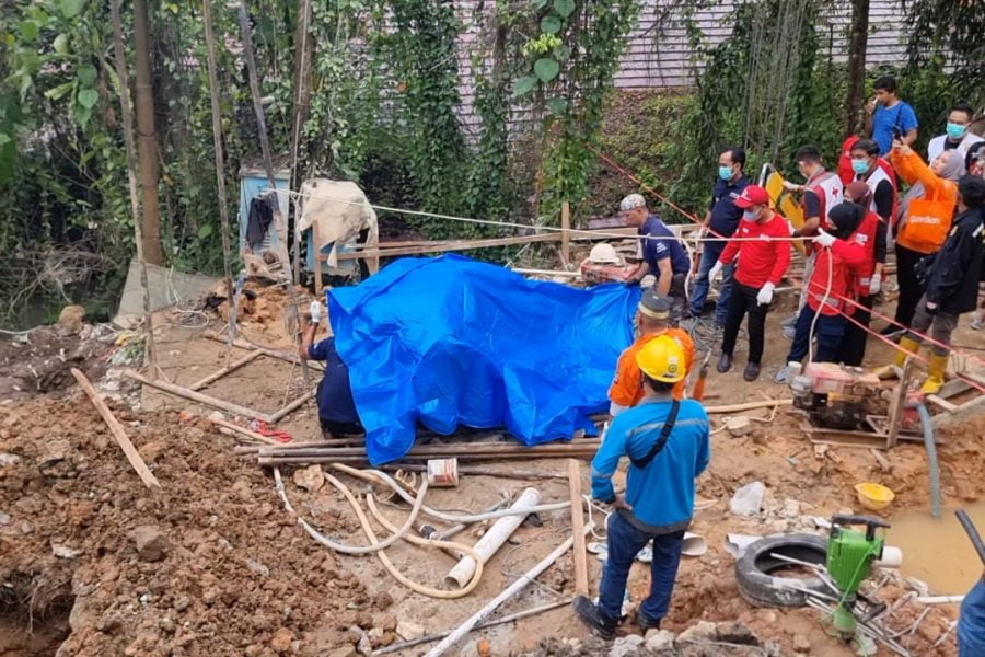 Tim Inavis bersama PMI dan Relawan kemanusiaan di Samarinda melakukan proses evakuasi jasad Mustakim.