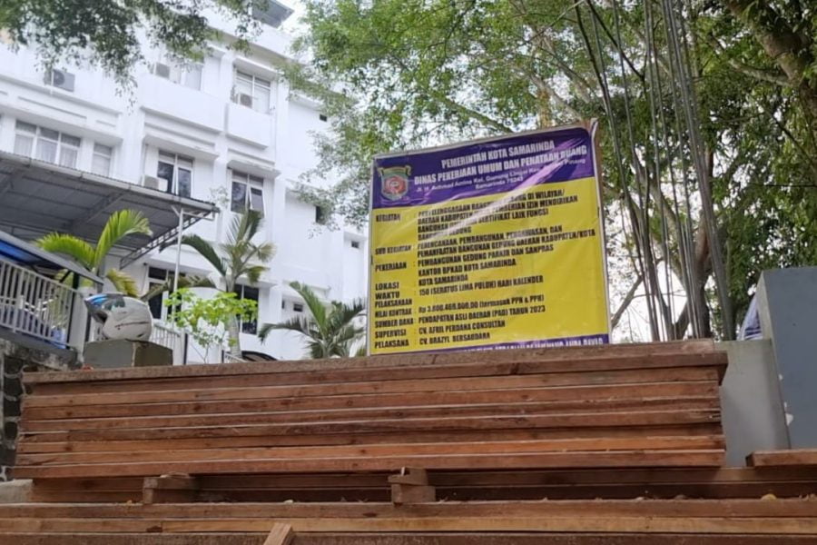 Plang pemberitahuan mengenai pelaksanaan kegiatan proyek pembangunan gedung parkir dan sanpras kantor BPKAD Samarinda.