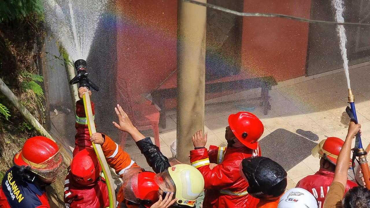 Ada pelangi di tengah-tengah upaya pemadaman kobaran api. (Foto/HI)