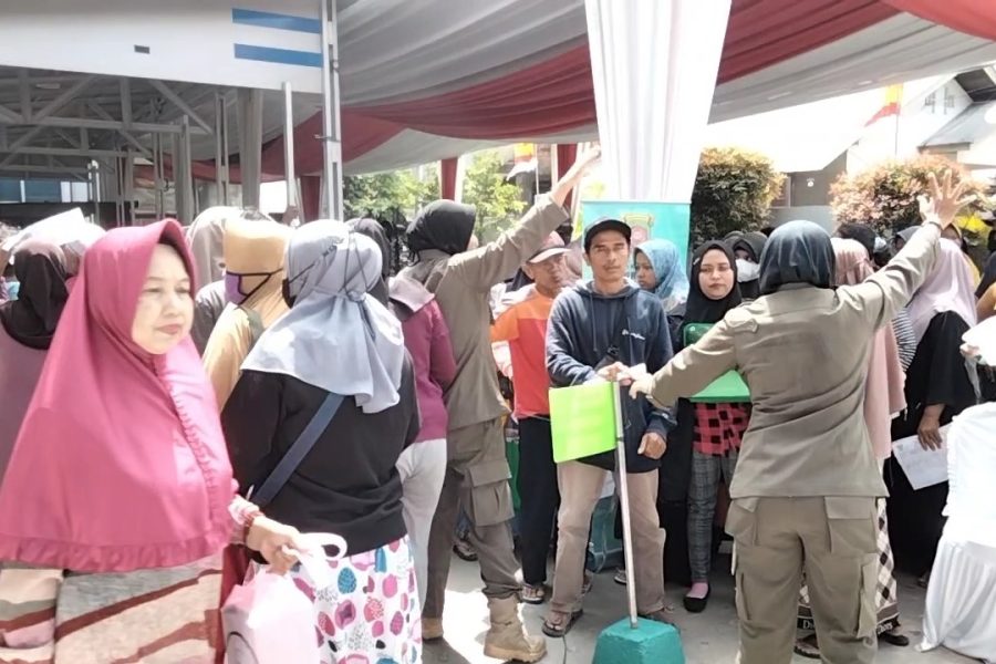 Antusias warga mengantre pembagian bantuan beras di kantor Kecamatan Samarinda Ilir, Kota Samarinda.
